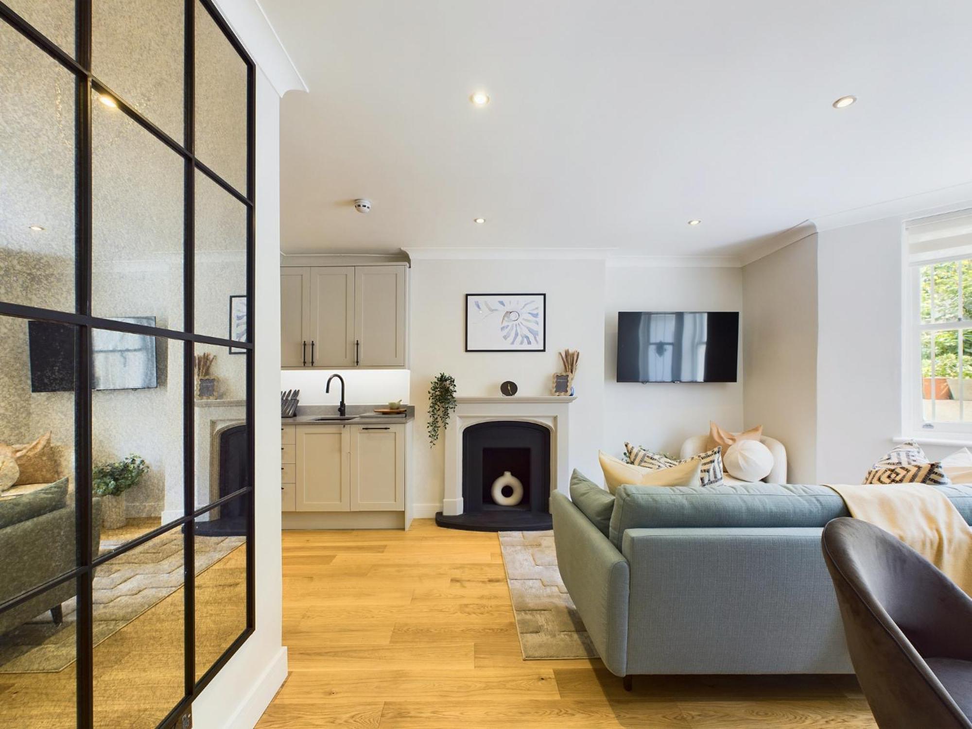 Apartment Be - The Warwick Avenue Residences *